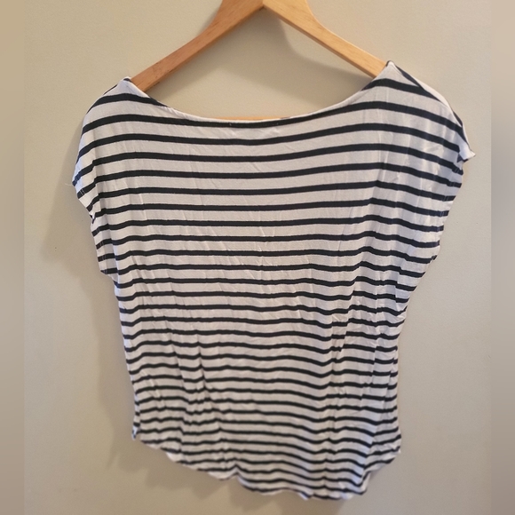 ⚘️ 2/$15. Green Envelope striped short sleeve shirt for women. Size medium - Picture 4 of 4